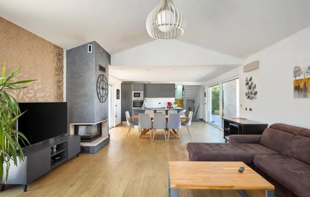 Modern Villa Zara With Pool In Visnjan Radossi